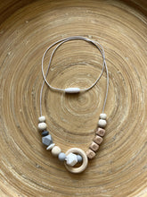 Collier d’Allaitement Personnalisé Prénom Gris bois | Collier de Portage Maman Bébé | Cadeau Naissance | Bijou Maman