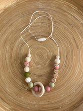 Collier d’allaitement personnalisé avec prénom rose eucalyptus | Bijou maman bébé | Collier de portage | Cadeau de naissance