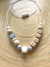 Collier d’Allaitement Personnalisé Prénom Gris bois | Collier de Portage Maman Bébé | Cadeau Naissance | Bijou Maman
