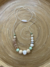 Collier d’allaitement personnalisé avec prénom vert pastel | Bijou maman bébé | Collier de portage | Cadeau de naissance