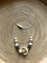 Collier d’allaitement personnalisé vert/jaune | Bijou maman bébé | Collier de portage | Cadeau de naissance