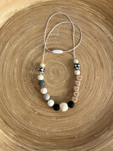 Collier d’allaitement personnalisé avec prénom noir vichy | Bijou maman bébé | Collier de portage | Cadeau de naissance