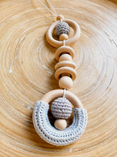 Jouet d’éveil suspendu en bois et tissu – Décoration sensorielle naturelle pour chambre bébé
