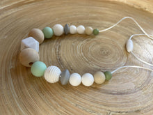 Collier d’allaitement personnaliser vert pastel | Bijou maman bébé | Collier de portage | Cadeau de naissance