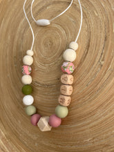 Collier d’allaitement personnalisé avec prénom rose eucalyptus | Bijou maman bébé | Collier de portage | Cadeau de naissance