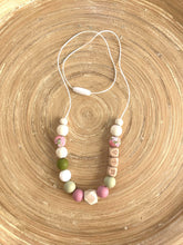 Collier d’allaitement personnalisé avec prénom rose eucalyptus | Bijou maman bébé | Collier de portage | Cadeau de naissance