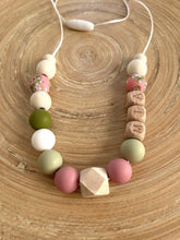 Collier d’allaitement personnalisé avec prénom rose eucalyptus | Bijou maman bébé | Collier de portage | Cadeau de naissance