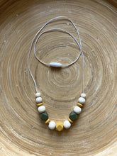 Collier d’allaitement personnalisé vert/jaune | Bijou maman bébé | Collier de portage | Cadeau de naissance